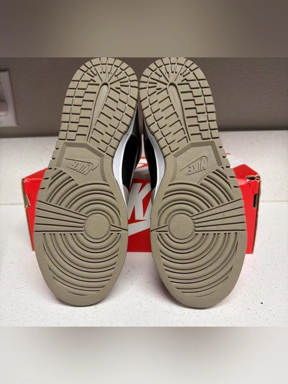 Nike dunks 6.5 women (6 men’s)